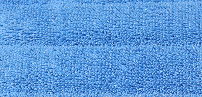 Gros plan sur une serpillière en microfibres.